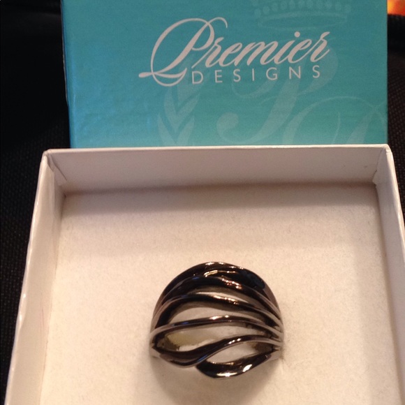 Premier Designs Hematite swirl ring size 10 - Picture 1 of 2